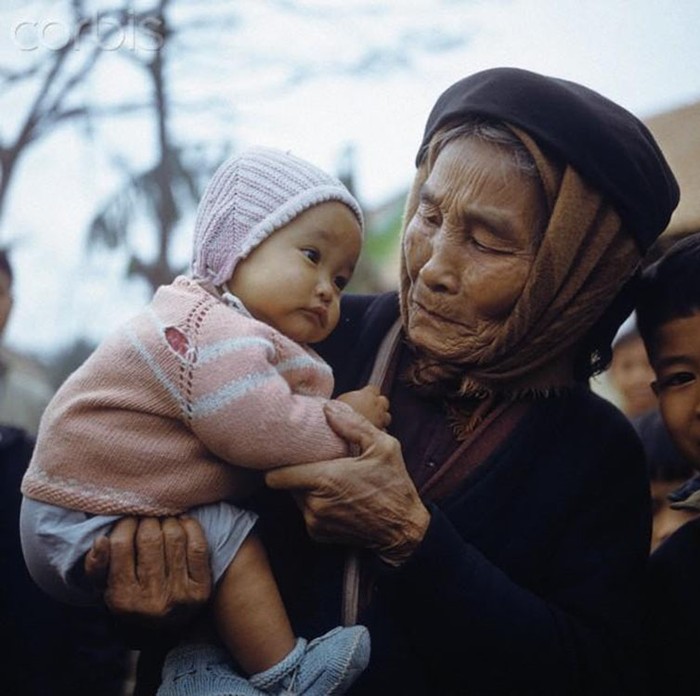 Tháng 3/1973. Hai bà cháu trên phố Khâm Thiên, Ảnh. © Werner Schulze-dpa-Corbis.
